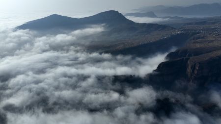 (miniature) Photo aérienne prise le 19 novembre 2022 du voile de nuages entourant les monts Taihang