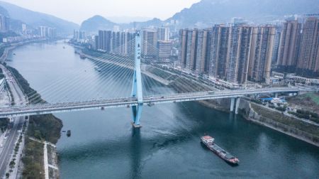 (miniature) Photo aérienne d'un cargo transportant du minerai de phosphate sur la rivière Wujiang