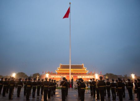 (miniature) Une cérémonie de lever du drapeau national pour célébrer le 71e anniversaire de la fondation de la République populaire de Chine