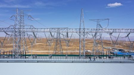 (miniature) Une station de conversion de la ligne de transmission &agrave; ultra-haute tension reliant le Qinghai au Henan