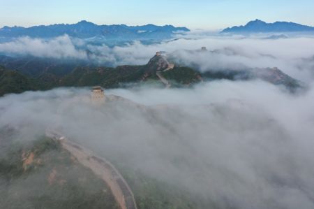 (miniature) Vue aérienne de la section de Jinshanling de la Grande Muraille enveloppée de brume matinale dans le district de Luanping de la ville de Chengde
