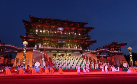(miniature) Des artistes pr&eacute;sentent un spectacle lors d'une c&eacute;r&eacute;monie de bienvenue pour les dirigeants de l'Asie centrale et leurs &eacute;pouses qui participent au Sommet Chine-Asie centrale au Paradis des Tang