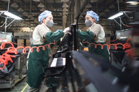 (miniature) Une ouvri&egrave;re dans une fabrique de pianos de Parsons Music Corporation