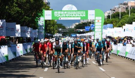 (miniature) Départ des cyclistes lors de la première journée du 15e Tour cycliste de l'île de Hainan à Qionghai