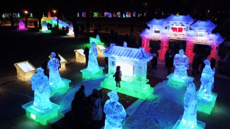 (miniature) Des gens visitent le 48e festival des lanternes de glace de Harbin à Harbin