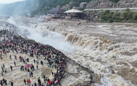 (miniature) Photo aérienne montrant des touristes près de la cascade de Hukou sur le fleuve Jaune