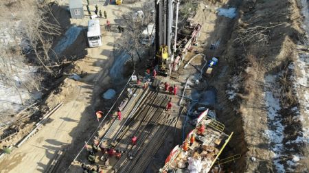 (miniature) Des secouristes sur le site de l'explosion d'une mine d'or dans la ville de Qixia