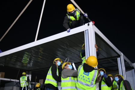 (miniature) Des ouvriers travaillent sur le site de construction d'un centre d'isolement à Shijiazhuang