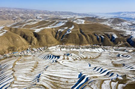 (miniature) Paysage de champs en terrasses enneigés dans le district autonome tibétain de Tianzhu de la ville de Wuwei