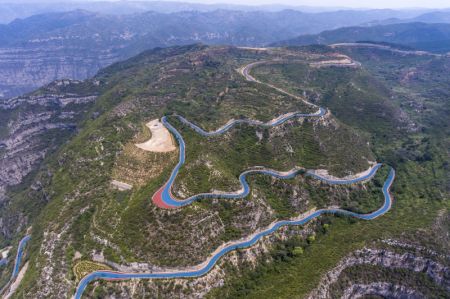 (miniature) Photo aérienne d'une route touristique sinueuse à Taiyuan
