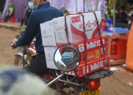 (miniature) Des motocyclistes volontaires aident à transporter des fournitures de secours vers le site du récent crash aérien