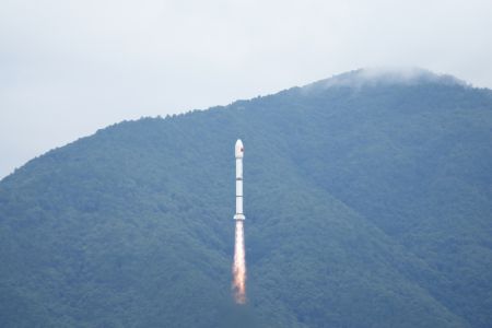 (miniature) Une fusée porteuse Longue Marche-2C transportant les satellites du groupe Yaogan-43 03 décolle du Centre de lancement de satellites de Xichang