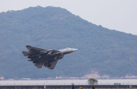 (miniature) Un avion de chasse Su-57 durant un entraînement pour le prochain salon Airshow China