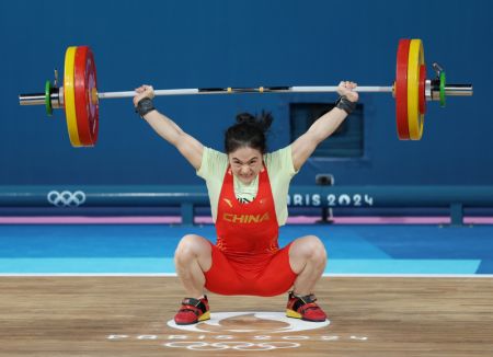 (miniature) Photo prise le 8 août 2024 montrant la Chinoise Luo Shifang lors de l'épreuve féminine d'haltérophilie en 59 kg aux Jeux olympiques de Paris 2024 à Paris