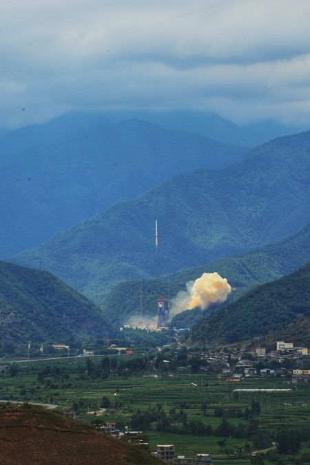 (miniature) Une fusée porteuse Longue Marche-2C décolle depuis le Centre de lancement de satellites de Xichang