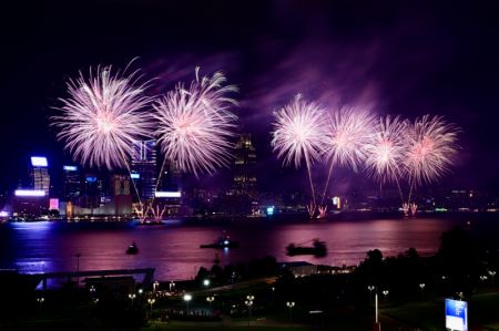 (miniature) Feux d'artifice pour célébrer le 75e anniversaire de la fondation de la République populaire de Chine au-dessus de Victoria Harbour