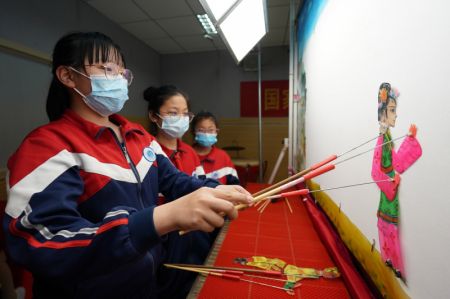 (miniature) Des élèves jouent avec des poupées d'ombres au Collège no 6 de Shahe