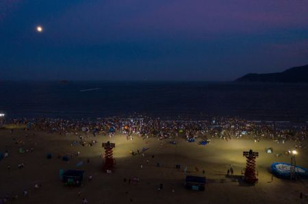 (miniature) Photo prise à l'aide d'un drone montrant des touristes dans une zone de baignade nocturne sur la plage de Nansha