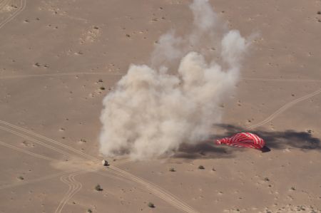 (miniature) La capsule de retour du vaisseau spatial habité Shenzhou-12 se pose avec succès sur le site d'atterrissage de Dongfeng