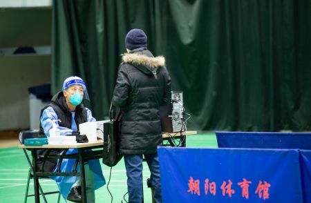 (miniature) Un professionnel médical reçoit un patient dans une clinique temporaire pour le traitement de la fièvre dans la Gymnase de Chaoyang