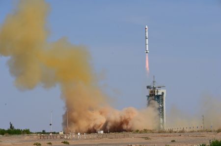 (miniature) Une fus&eacute;e porteuse Longue Marche-2C d&eacute;colle depuis le Centre de lancement de satellites de Jiuquan