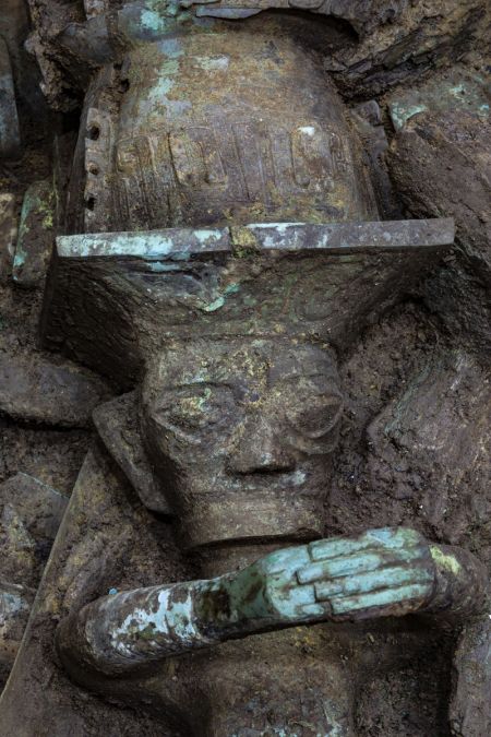 (miniature) Des fragments d'une statue de bronze déterrés dans le site des ruines de Sanxingdui