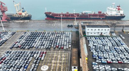 (miniature) Photo aérienne de véhicules en attente d'être exportés dans un port de Lianyungang