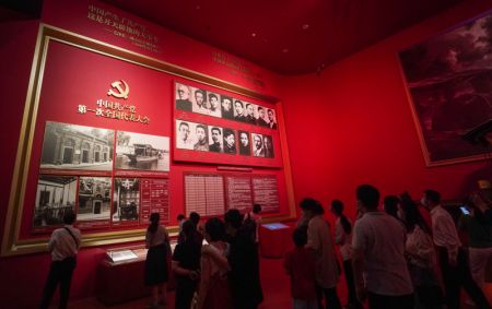 (miniature) Des gens visitent le musée du Parti communiste chinois (PCC) à Beijing