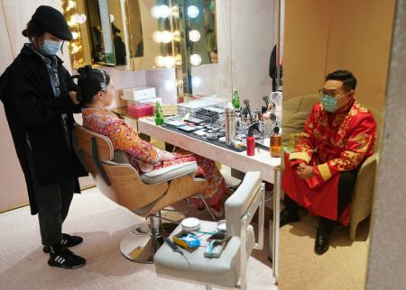 (miniature) Un couple d'amoureux se prépare à prendre des photos de mariage dans un studio de photographie à Wuhan