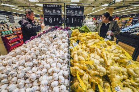 (miniature) Des clients font des achats dans un supermarché dans la ville de Zunhua