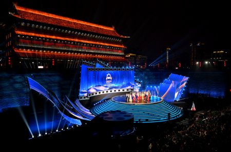 (miniature) Photo prise le 11 octobre 2020 montrant la cérémonie d'ouverture du 7e Festival international du film de la Route de la Soie à Xi'an
