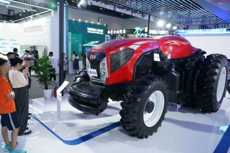 (miniature) Des visiteurs observent un tracteur autonome lors de la 26e édition de l'Exposition internationale de haute technologie de Chine