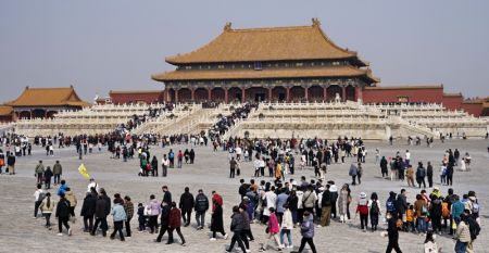 (miniature) Des touristes visitent le musée du Palais