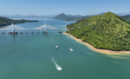 (miniature) Photo aérienne prise le 1er mai 2023 de touristes prenant des bateaux sur le lac Taiping