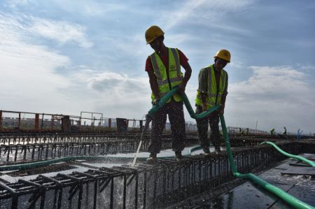 (miniature) Des ouvriers sur le chantier d'un échangeur autoroutier du projet de phase II de l'autoroute Hezhou-Gaolan