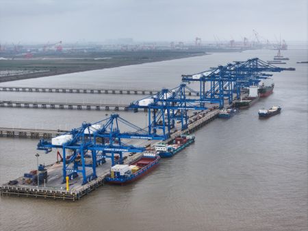 (miniature) Photo aérienne prise par un drone montrant des navires de fret amarrés dans la zone portuaire Tonghai