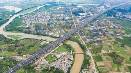 (miniature) Le pont de Huishui de l'autoroute Duyun-Anshun dans la province chinoise du Guizhou (sud-ouest)