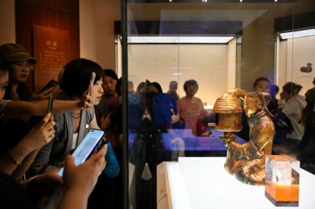 (miniature) Des gens visitent le Musée du Hebei