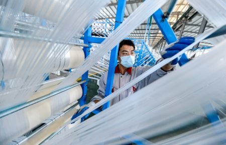 (miniature) Un employ&eacute; travaille dans une usine du district de Jize de la ville de Handan