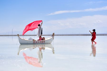 (miniature) Des touristes visitent le lac salé Chaka dans le district de Wulan