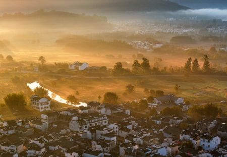 (miniature) Photo aérienne du paysage automnal d'un village du bourg de Hongcun
