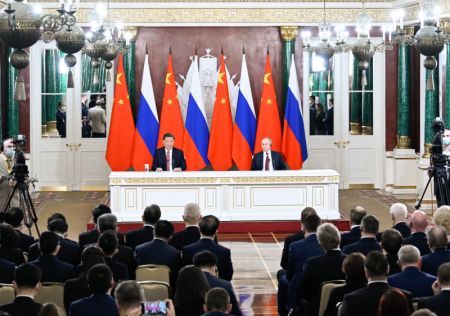 (miniature) Le président chinois Xi Jinping et son homologue russe Vladimir Poutine rencontrent conjointement la presse après leur entretien au Kremlin à Moscou en Russie