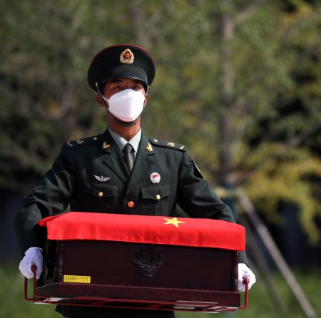 (miniature) Un cercueil contenant les dépouilles d'un martyr des Volontaires du peuple chinois (VPC) est escorté au cimetière des martyrs des VPC à Shenyang