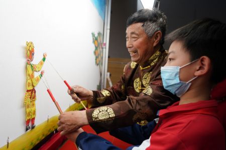 (miniature) Un artiste apprend à un élève à faire du théâtre d'ombres au Collège no 6 de Shahe