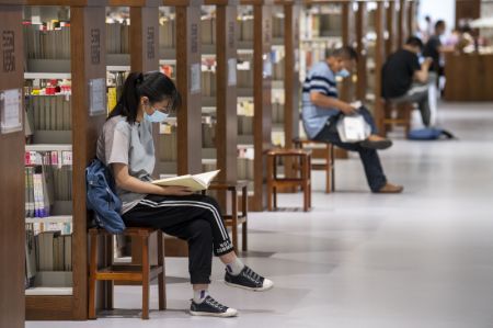 (miniature) Des gens lisent dans une biblioth&egrave;que pendant les vacances &agrave; l'occasion de la f&ecirc;te des bateaux-dragons