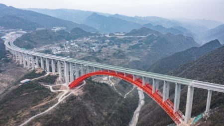 (miniature) Photo aérienne du grand pont de Dafaqu d'une autoroute reliant les villes de Renhuai et de Zunyi