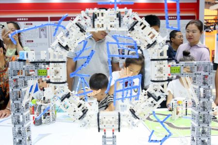 (miniature) Des enfants s'amusent à la Foire internationale du commerce des services de Chine 2024 (CIFTIS)