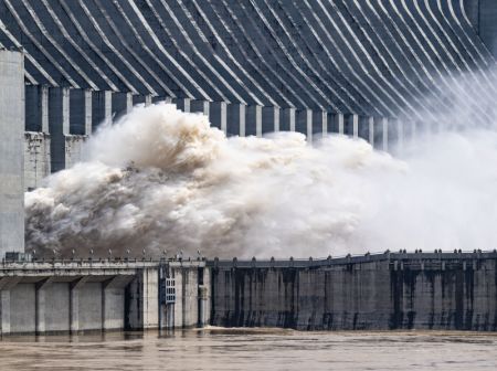 (miniature) L'eau jaillissant des vannes de décharge du barrage des Trois Gorges