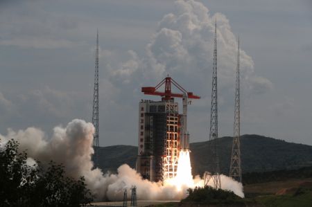 (miniature) Une fusée porteuse Longue Marche-6 modifiée transportant un nouveau groupe de satellites décolle depuis le Centre de lancement de satellites de Taiyuan