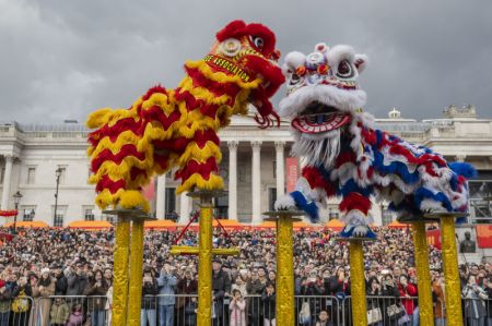 (miniature) Des danseurs de lions se produisent à Trafalgar Square pour célébrer le Nouvel An lunaire chinois à Londres